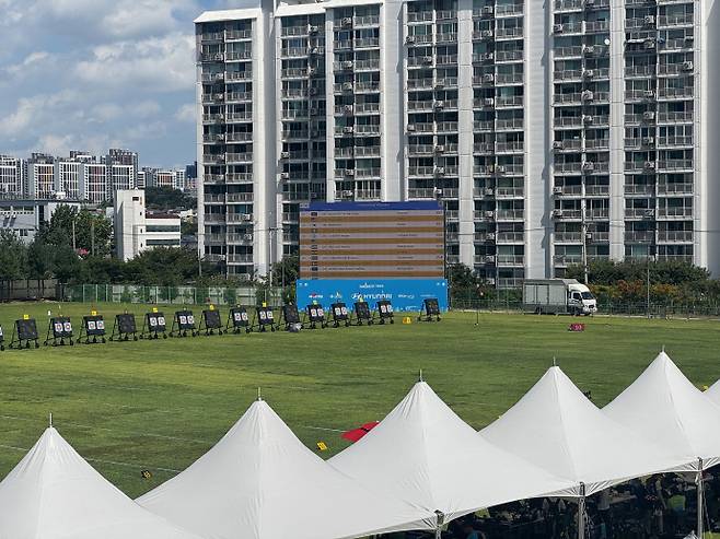 선수들의 실시간 점수를 기록한 전광판은 관중석과 수백m 떨어진 경기장 구석에 설치돼 잘 보이지 않았다. /임지섭 기자 ljs@namdonews.com