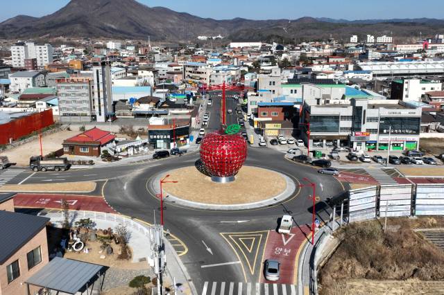 청송지역 도심에는 회전 교차로가 다수 설치돼 있다. 차량 교통량과 보행자 안전 등을 고려한 조치로 주민들에게 큰 호응을 얻고 있다. 청송군 제공