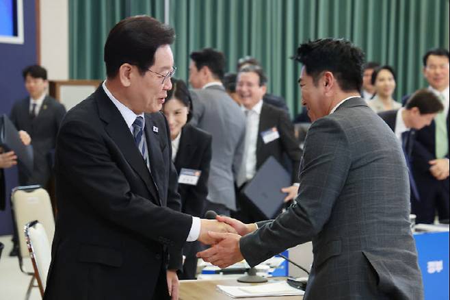 이재명 대통령이 18일 청와대에서 열린 자본시장 안정과 정상화 간담회가 끝난 뒤 개인투자자로서 참석한 방송인 장동민 씨와 악수하고 있다 (사진=연합뉴스)