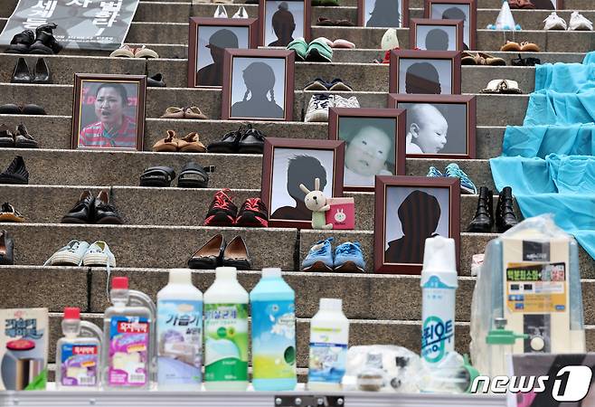 31일 오전 '전국동시다발 가습기살균제 참사' 12주기 캠페인 및 기자회견이 열린 서울역 앞에 가습기살균제 피해자들의 신발과 영정 등 유품이 놓여 있다. 2023.8.31 ⓒ 뉴스1 구윤성 기자