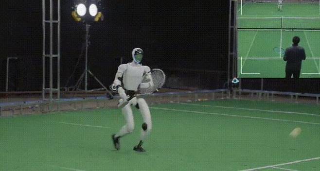 갤봇이 개발한 테니스 치는 로봇. X(옛 트위터)