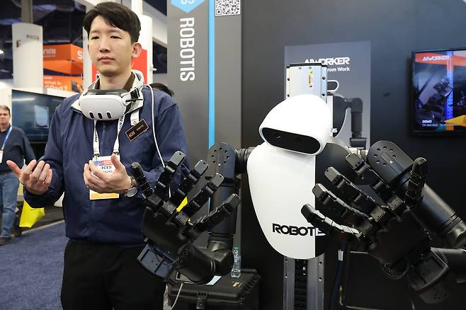 지난 1월 미 라스베이거스에서 열린 CES 컨벤션센터(LVCC)에 사람 손처럼 다섯 손가락을 단 로보티즈의 'AI 워커'가 전시돼 있다./연합뉴스