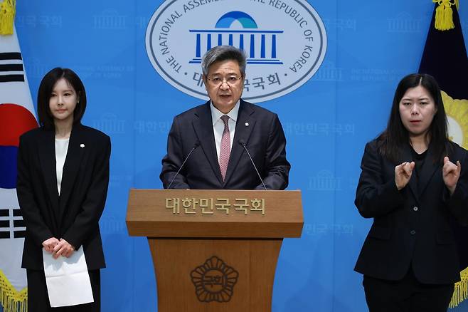 김장겸 국민의힘 의원과 유튜버 쯔양 변호인 김태연 변호사가 18일 서울 여의도 국회 소통관에서 구제역 재판소원 관련 기자회견을 하고 있다. 2026.03.18. 서울=뉴시스