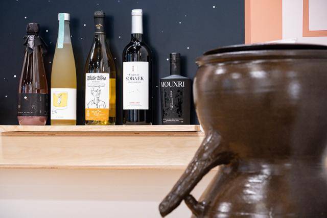 전통주 갤러리에 시음주가 진열돼 있다. 탁주, 약주, 과실주, 증류주 등 각 분야별 술을 매월 다양하게 선정한다.