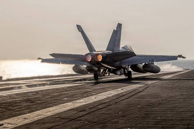 지난 14일(현지시간) 미 해군 니미츠급 항공모함 USS 에이브러햄 링컨호에서 FA-18F 수퍼 호넷 전투기가 이륙하고 있다. 로이터=연합뉴스