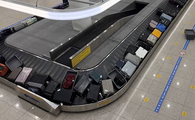 인천공항에서 외국인 입국심사가 늦어져 수하물 밸트에 찾아가지 않는 짐들이 가득하다. 독자제공