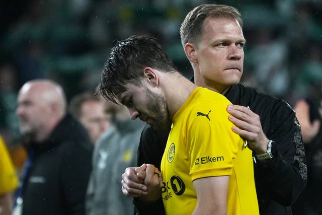 보되/글림트의 프레데리크 안드레 비에르칸(왼쪽)이 18일 오전(한국시간) 포르투갈 리스본의 이스타디우 조제 알발라드에서 UEFA 챔피언스리그 16강 2차전에서 패한 후 고개를 숙인 채 그라운드를 떠나고 있다. AP 뉴시스