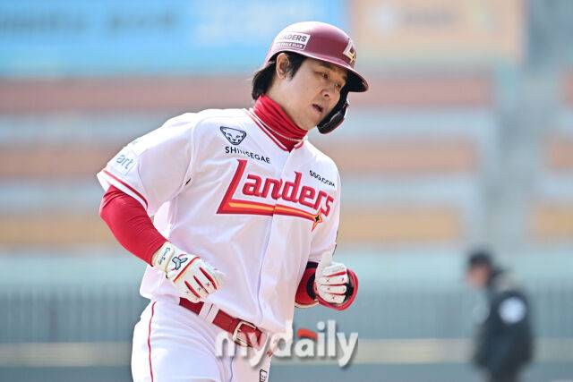 17일 인천 SSG랜더스필드에서 열린 '2026 신한 SOL BANK KBO리그' SSG 랜더스와 삼성 라이온즈 시범경기. SSG 최정이 1회말 1사 1루에 투런포를 친 후 그라운드를 뛰고 있다./인천 = 한혁승 기자