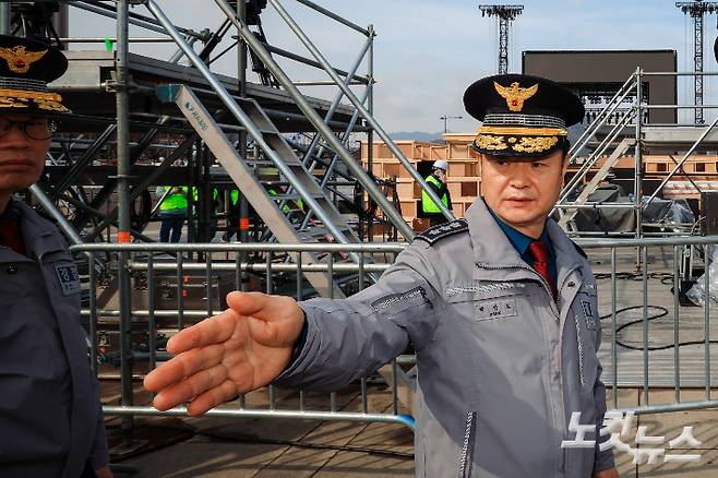 박정보 서울경찰청장이 18일 BTS 공연 무대 설치중인 서울 광화문 광장을 찾아 현장 점검을 하고 있다. 류영주 기자