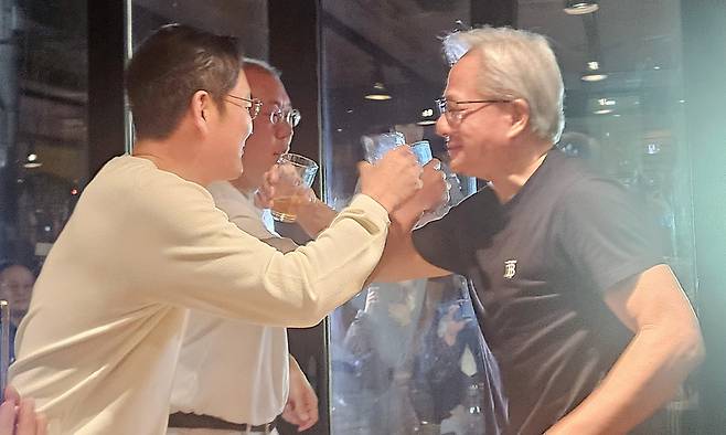 2025년 10월 30일 젠슨 황 엔비디아 최고경영자가 서울 삼성동 한 치킨집에서 이재용 삼성전자 회장, 정의선 현대차그룹 회장과 치맥 회동을 하며 러브샷을 하고 있다. 연합뉴스