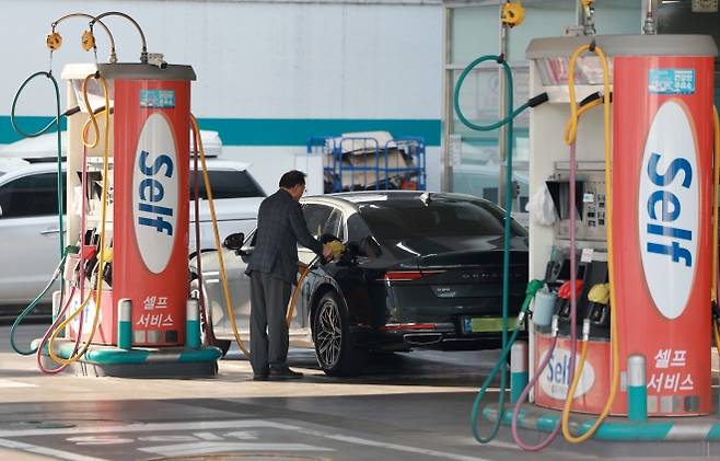 전국에서 가장 비싼 주유소도 기름값 내렸다···석유 최고가격제 시행 닷새째 - 석유 최고가격제 시행 닷새째인 17일 서울시내의 한 주유소에서 시민이 기름을 넣고 있다. 이날 한국석유공사 유가정보시스템 오피넷에 따르면 전국 주유소 평균 휘발유 가격은 리터당 1829.6원으로 전날보다 3.1원 내렸다. 경유 가격은 같은 시각 1827.7원으로 4.1원 하락했다. 전국에서 기름값이 가장 비싼 서울 주유소도 하락세를 이어갔다. 이날 서울 평균 휘발유 가격은 리터당 1854.7원으로 전날보다 4.4원 내렸다. 뉴스1