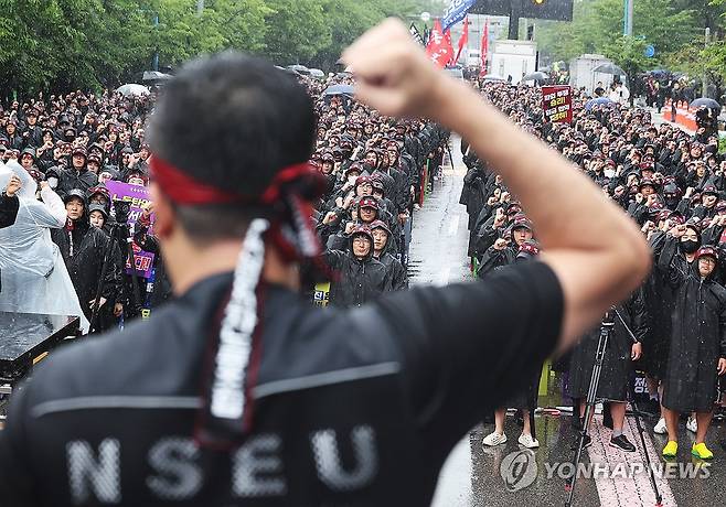 총파업 구호 외치는 삼성전자 노조 (화성=연합뉴스) 홍기원 기자 = 8일 오전 경기도 화성시 삼성전자 화성사업장 앞에서 열린 전국삼성전자노동조합 총파업 결의대회에서 조합원들이 구호를 외치고 있다. 2024.7.8 xanadu@yna.co.kr