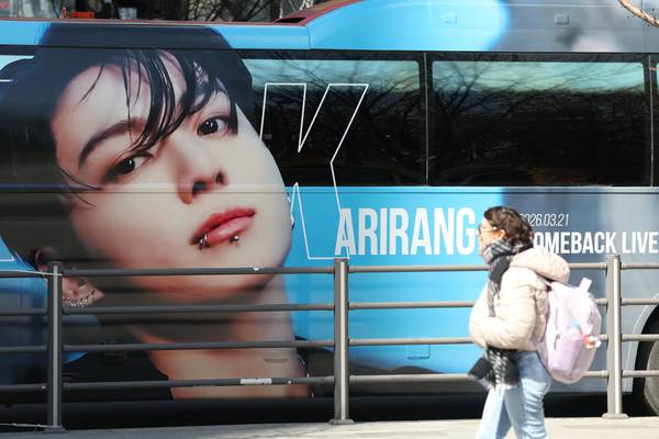 그룹 방탄소년단(BTS)의 광화문 공연을 앞둔 19일 서울 용산구 하이브 앞을 찾은 팬들이 기념촬영을 하고 있다. 2026.3.19 /연합뉴스