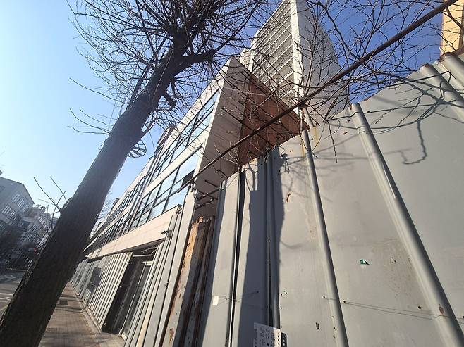 ▲ 인천 계양구 효성동에 있는 금성연립 재건축 현장. 20년 넘게 공사가 중단되며 상가와 주택 사이에 이질적인 모습으로 남아 있다.