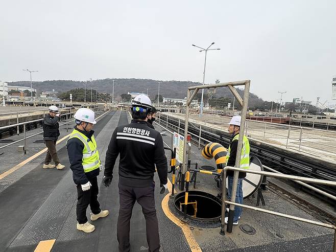 인천항만공사 안전보건담당자가 작업 빈도와 부하 등 유해요인을 점검하고 있다. <인천항만공사 제공>