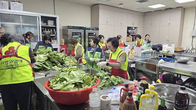 울릉군 한마음회관 조리실에서 사랑의 열매 나눔 봉사단원들이 취약계층 어르신들에게 전달할 제철 봄동 김치를 담그기 위해 분주하게 재료를 손질하고 있다. /자원봉사센터 SNS 갈무리