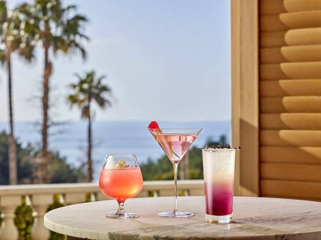 제주신라호텔 라이브러리 바 '올래'에서 선보이는 봄꽃 칵테일 3종/사진=호텔신라