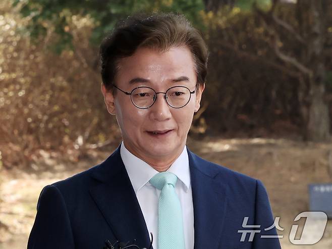 '통일교의 정교유착 비리 의혹'을 받고 있는 전재수 더불어민주당 의원이 19일 오전 서울 서초구 검·경 합동수사본부에 피의자 신분으로 출석하고 있다. 전 의원은 민주당 부산 지역구 의원이던 지난 2018년 통일교 측으로부터 현금 2000만 원과 1000만 원 상당의 명품 시계를 받았다는 혐의를 받는다. 2026.3.19 ⓒ 뉴스1 황기선 기자