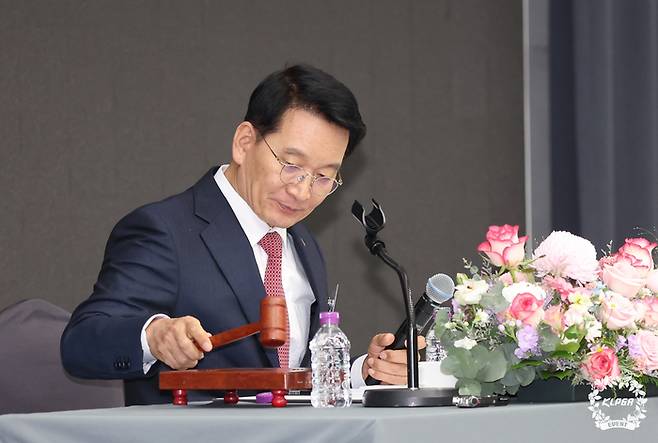 KLPGA 김상열 회장이 19일 서울올림픽파크텔에서 열린 2026 KLPGA 정기총회에서 의사봉을 두드리고 있다. 사진 | KLPGA