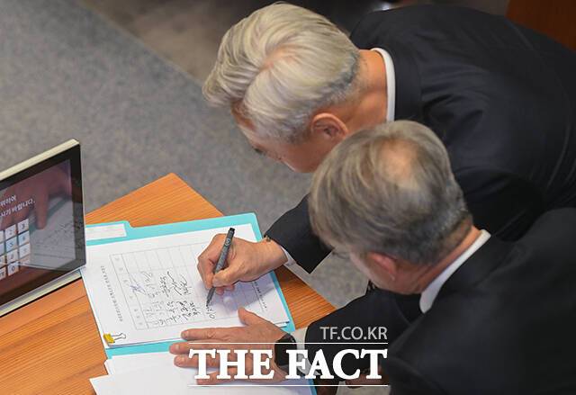 조희대 대법원장 탄핵소추안 발의자 서명 받는 민형배 더불어민주당 의원.