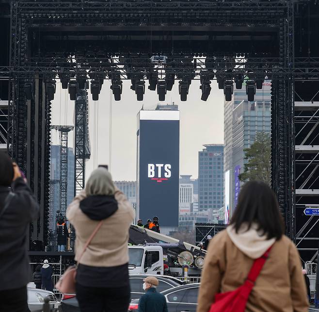 2026년 3월 18일 오후 서울 광화문 광장에서 방탄소년단(BTS) 컴백 공연을 앞두고 무대 설치 작업이 한창이다. /장련성 기자