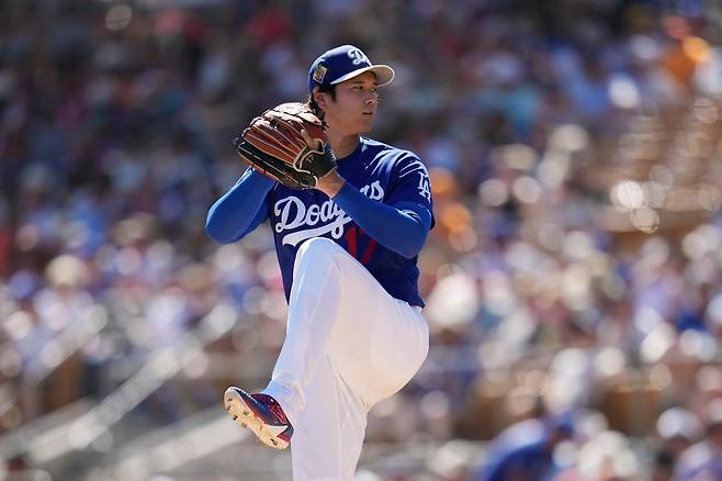‘이도류’ 오타니 쇼헤이가 19일 열린 샌프란시스코와의 미국프로야구 메이저리그 시범경기에 선발 투수로 출전해 5회에 공을 던지고 있는 모습. 피닉스=AP 뉴시스