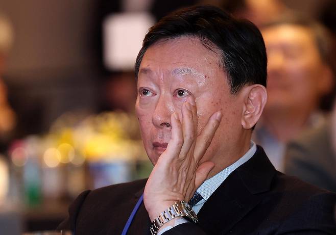 신동빈 롯데그룹 회장이 19일 서울 송파구 시그니엘 서울에서 열린 스키·스노보드 국가대표 격려행사에서 특별 영상을 지켜보던 중 눈시울을 붉히고 있다. 뉴스1