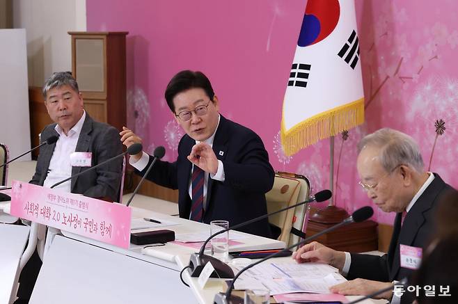 이재명 대통령이 19일 청와대 본관에서 열린 경제사회노동위원회 1기 출범 기념 ‘대통령과 함께하는 노동정책 토론회’에서 발언하고 있다. 김재명 기자 base@donga.com