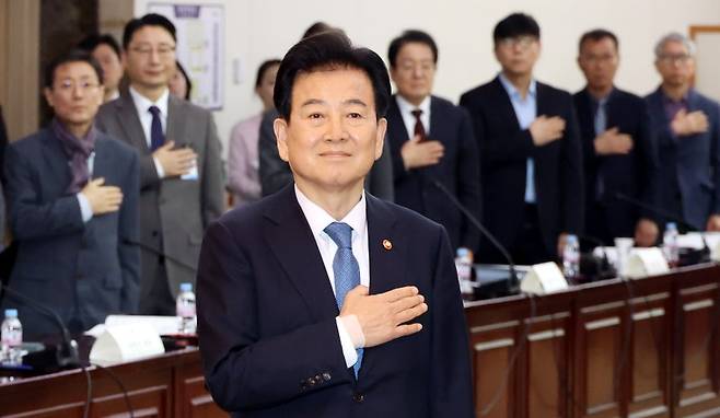 정동영 통일부 장관이 19일 서울 종로구 정부서울청사에서 열린 '2026년 제1차 남북관계발전위원회'에서 국민의례를 하고 있다. 뉴시스