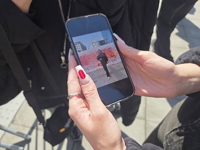 러시아 출신 에브게니아(27)씨가 19일 서울 광화문 광장에서 서울 성동구 성수동에 위치한 ‘비티에스(BTS)’ 가벽에 넷플릭스가 새겨진 하트 스티커를 잔뜩 붙인 포토존 앞에서 찍은 사진을 보여주고 있다. 박찬희 기자 chpark@hani.co.kr