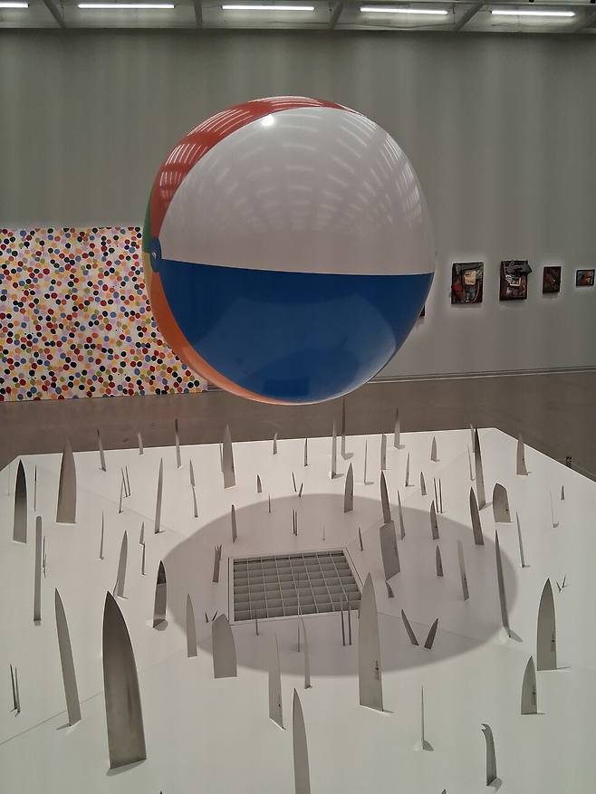 칼날들이 잔뜩 꽂힌 판 위에 비치볼이 송풍기 바람을 받아 둥둥 떠다니는 설치 작품 ‘사랑의 취약성’(2000). 1부 전시장에서 볼 수 있다. 개념을 뒤트는 허스트의 재기 어린 상상력이 돋보인다. 노형석 기자