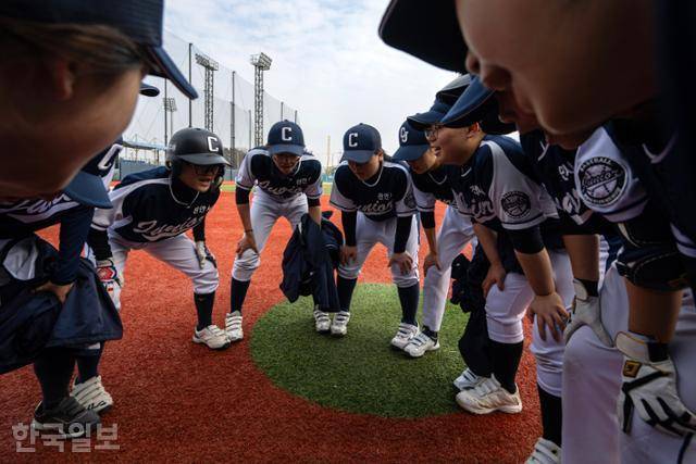 14일 경기 화성시 화성드림파크 야구장에서 천안 주니어 여자야구단 선수들이 2026 WBAK 전국여자야구리그 시흥 플레이볼과 경기를 앞두고 하이들을 하며 결의를 다지고 있다. 화성=박시몬 기자