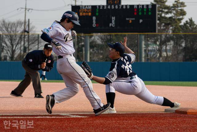 14일 경기 화성시 화성드림파크 야구장에서 천안 주니어 여자야구단 1루수 정재은이 2026 WBAK 전국여자야구리그 시흥 플레이볼과의 경기 1회말 송구를 잡아 주자를 아웃시키고 있다. 화성=박시몬 기자