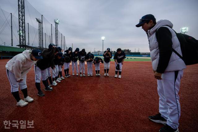 14일 경기 화성시 화성드림파크 야구장에서 천안 주니어 여자야구단 선수들이 2026 WBAK 전국여자야구리그 시흥 플레이볼과의 경기에서 17-6으로 승리한 뒤 안영진 감독과 인사하고 있다. 화성=박시몬 기자