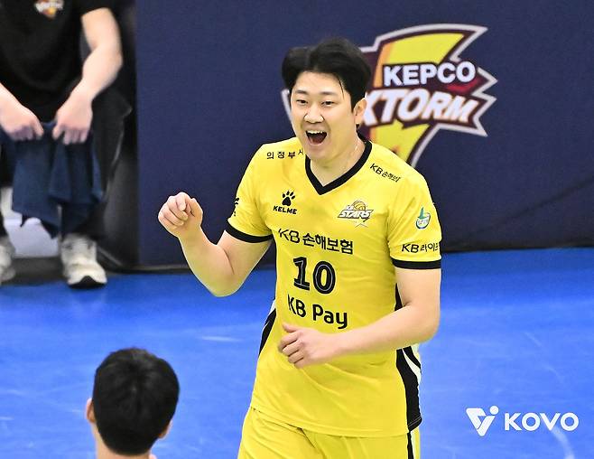 18일 수원체육관에서 열린 한국전력전에서 공격을 성공한 뒤 기뻐하는 KB손해보험 나경복. 사진 한국배구연맹