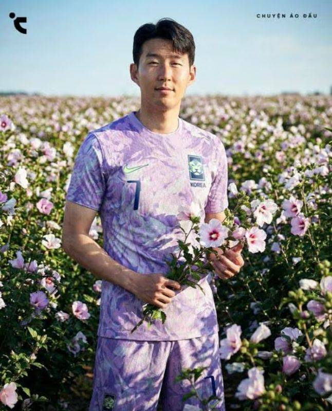 지난달 인터넷에 떠돈 손흥민이 유니폼을 입고 무궁화를 들고 찍은 합성사진. 사진 인터넷 커뮤니티