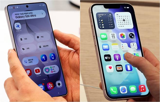 삼성전자의 프리미엄 AI 스마트폰 ‘갤럭시S26 시리즈’와 애플의 보급형 ‘아이폰 17e’. /사진=뉴스1