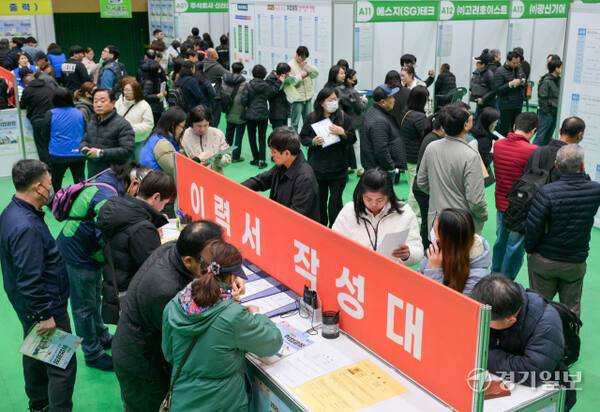 19일 오후 안산올림픽기념관 체육관에서 열린 '2026 안산 919 취업광장'을 찾은 구직자들이 구직 활동을 벌이고 있다. 이날 행사에서는 관내 30여 기업이 참여했다. 윤원규기자