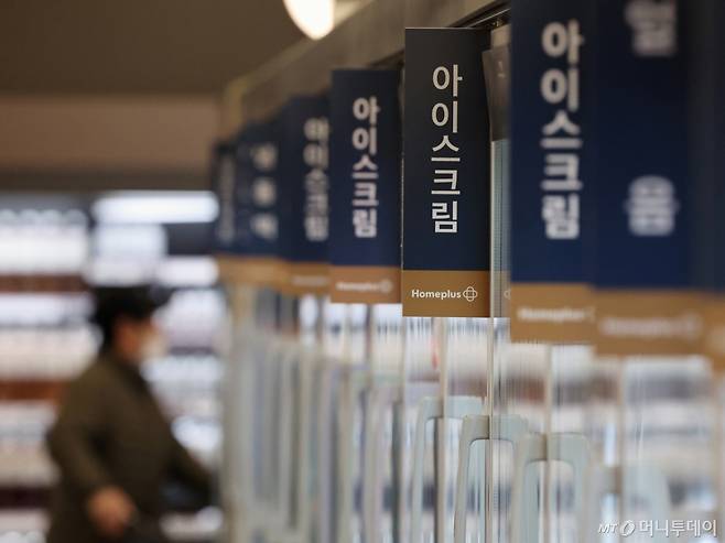 (서울=뉴스1) 황기선 기자 = 16일 서울시내 한 대형마트에서 고객이 아이스크림 코너를 둘러보고 있다. 정부가 식품업계와 협력을 통해 식용유·라면에 이어 과자·아이스크림을 가격 인하 대상으로 검토하고 있다. 업계에 따르면 정부는 지난 4~5일 식용유·라면 업계를 대상으로 비공개 간담회를 진행, 이어 양산빵·과자·아이스크림 업계 등과 간담회를 이어갈 계획이다. 2026.3.16/뉴스1 Copyright (C) 뉴스1. All rights reserved. 무단 전재 및 재배포, AI학습 이용 금지. /사진=(서울=뉴스1) 황기선 기자