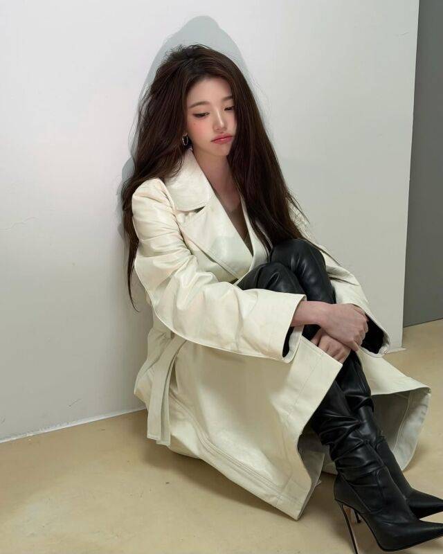 장원영이 압도적인 비주얼과 분위기로 팬들의 시선을 사로잡았다. / 장원영 SNS