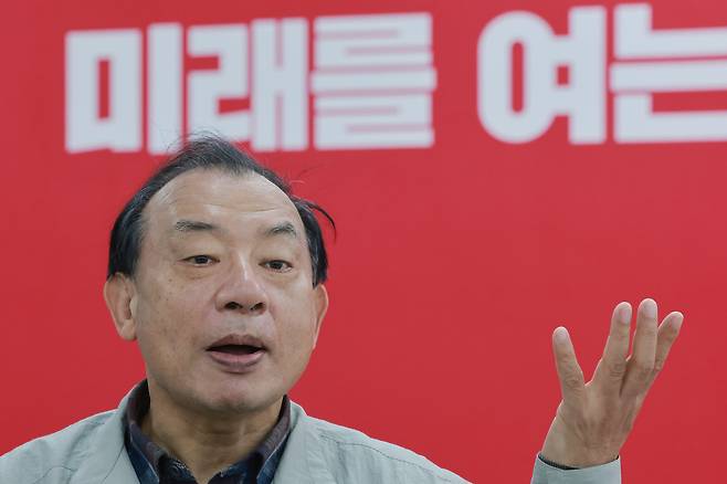 이정현 국민의힘 공천관리위원장이 이달 12일 서울 영등포구 여의도 중앙당사에서 공관위 회의와 6·3 지방선거 공천 면접 심사를 앞두고 기자들과 대화를 나누고 있다.연합뉴스