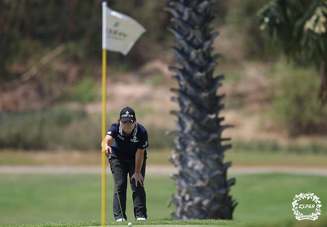 그린 경사를 파악하고 있는 홍정민. 사진 제공=KLPGA