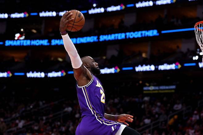 르브론 제임스가 19일 미국 텍사스주 휴스턴의 도요타 센터에서 열린 휴스턴 로키츠와 2025~2026 미국프로농구 정규리그 원정 경기에서 덩크를 시도하고 있다. 휴스턴 | AFP연합뉴스