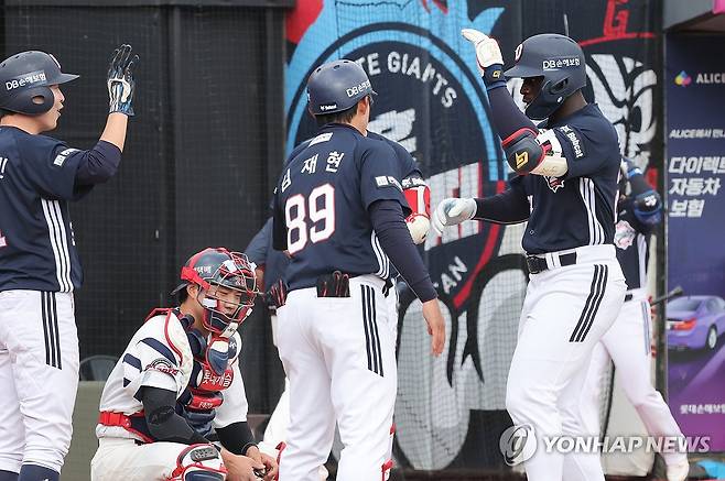 카메론 3점포 (부산=연합뉴스) 강선배 기자 = 19일 부산 사직야구장에서 열린 프로야구 두산 베어스와 롯데 자이언츠의 시범경기. 5회 초 1사 2, 3루에서 두산 카메론이 좌중월 3점 홈런을 치고 홈에서 동료들의 환영받고 있다. 2026.3.19 sbkang@yna.co.kr