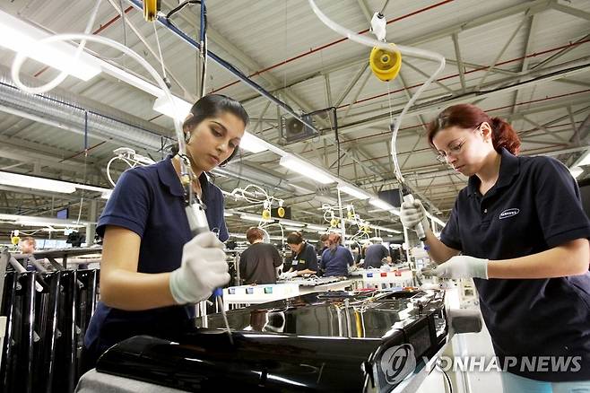 삼성전자, 동유럽 생산법인 유럽TV시장 공략 첨병 (서울=연합뉴스) 삼성전자가 빠르게 성장하고 있는 유럽 평판TV 수요에 맞춰, 동유럽 현지 생산법인을 풀 가동하며 유럽시장 공략을 한층 강화한다. 사진은 삼성 슬로바키아 TV라인. 2009.9.1 << 삼성전자 제공 >> photo@yna.co.kr