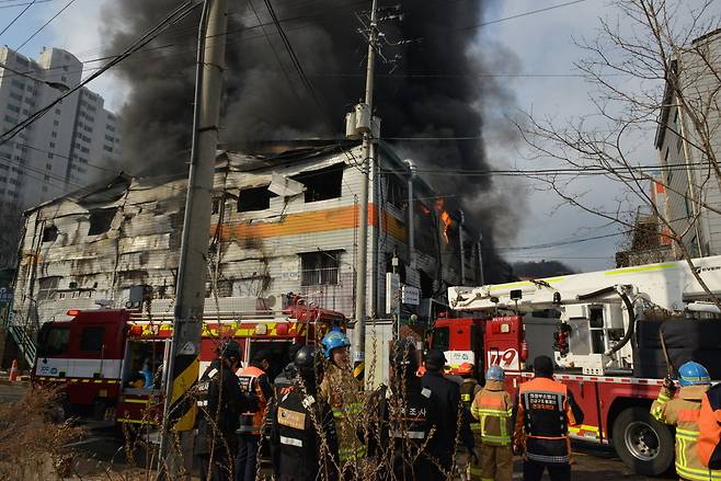 ▲20일 오전 7시35분 의정부시 용현산업단지내 공장에서 발생한 화재가 2시간여 만에 주불이 잡혀 소방당국이 잔불 소진작업 중에 있다.