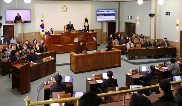 본회의를 열고 있는 함안군의회. /함안군의회