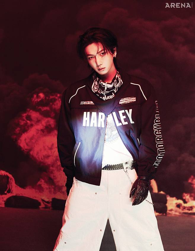 명재현이 착용한 할리 모토 레이싱 재킷·어센틱 이글 티셔츠·아이보리 컬러의 데님 워크 팬츠·볼드한 벨트 모두 할리데이비슨 컬렉션스 제품.