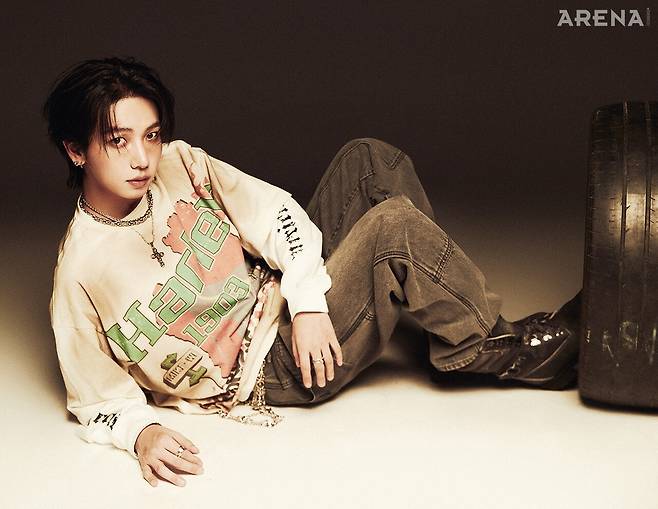 명재현이 착용한 그래픽 프린트 티셔츠·OL 시그니처 롱슬리브 티셔츠·인더스트리얼 워크 데님 팬츠 모두 할리데이비슨 컬렉션스 제품.