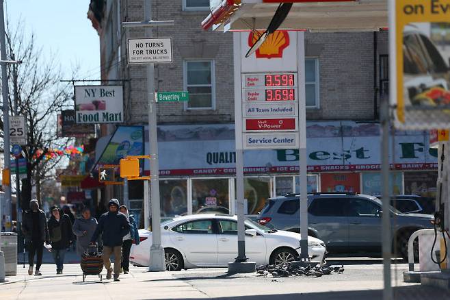 지난 17일(현지시간) 미국 뉴욕 브루클린 켄싱턴 지역의 한 쉘 주유소에 휘발유 가격이 표시돼 있다. (사진=AFP)